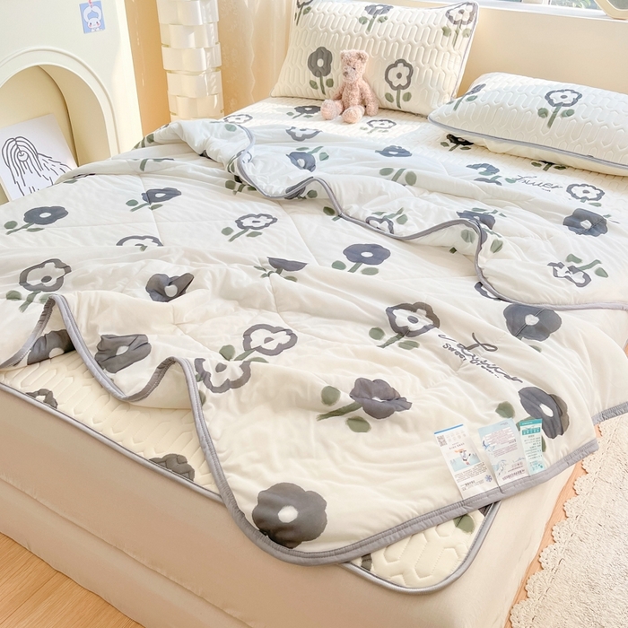 91家纺网 家纺一手货源 找家纺 沐慕2023新款凉感丝夏被四件套 黑花朵朵