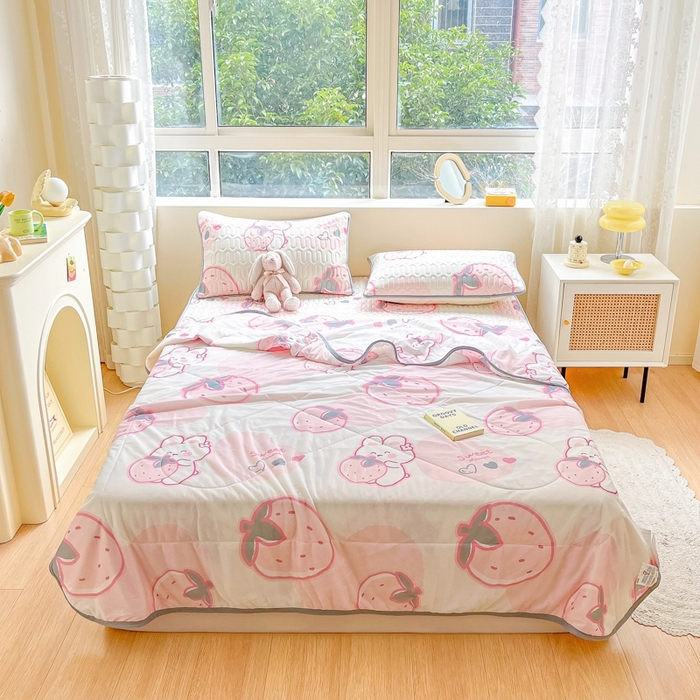 91家纺网 家纺一手货源 找家纺 沐慕2023新款凉感丝夏被四件套 草莓兔