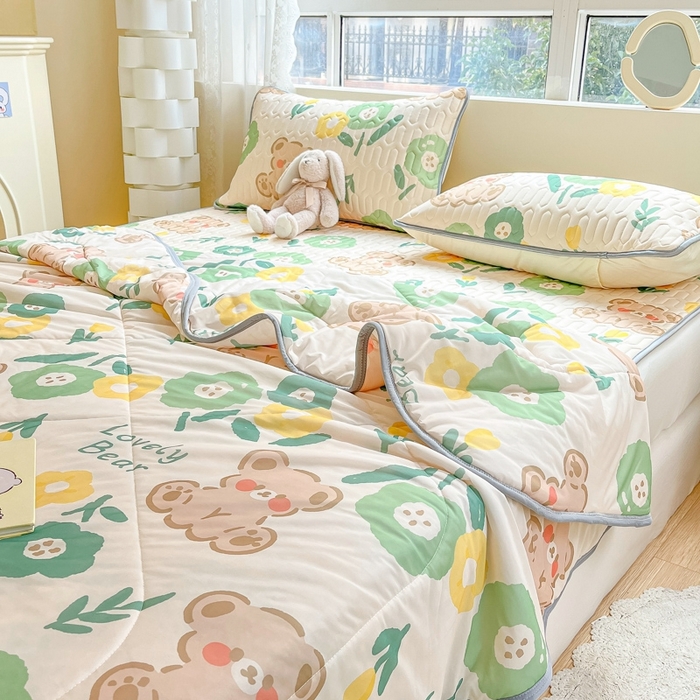 91家纺网 家纺一手货源 找家纺 沐慕2023新款凉感丝夏被四件套 绿花小熊