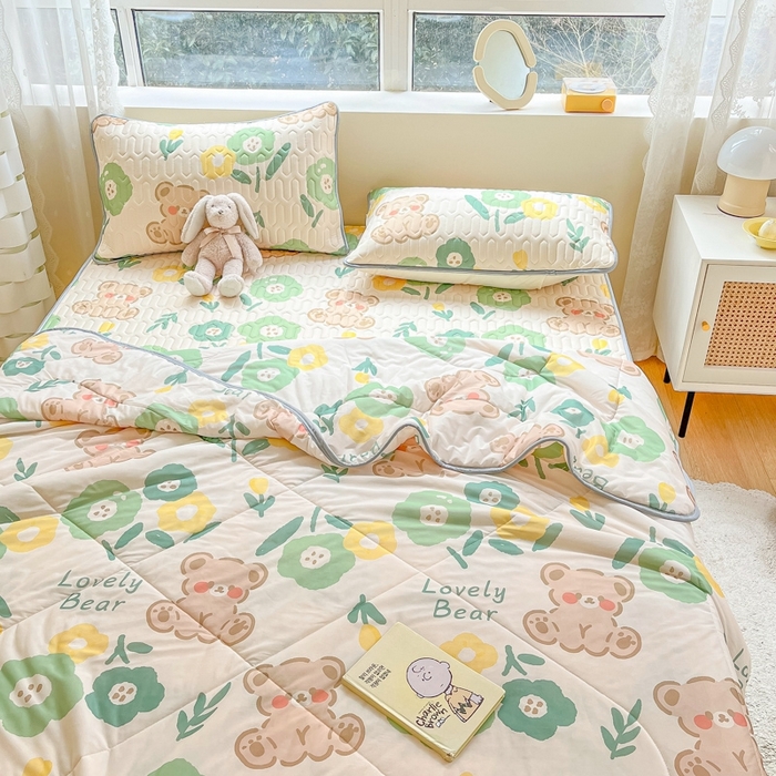 91家纺网 家纺一手货源 找家纺 沐慕2023新款凉感丝夏被四件套 绿花小熊