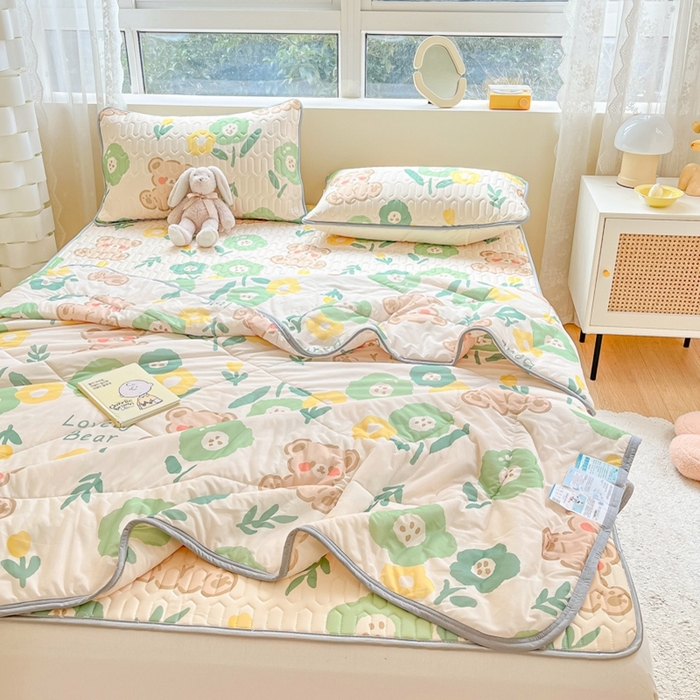 91家纺网 家纺一手货源 找家纺 沐慕2023新款凉感丝夏被四件套 绿花小熊