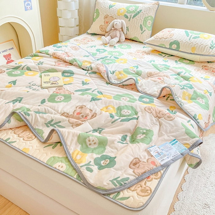 91家纺网 家纺一手货源 找家纺 沐慕2023新款凉感丝夏被四件套 绿花小熊