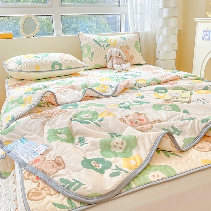 91家纺网 家纺一手货源 找家纺 沐慕2023新款凉感丝夏被四件套 绿花小熊