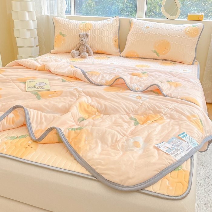 91家纺网 家纺一手货源 找家纺 沐慕2023新款凉感丝夏被四件套 小橘子