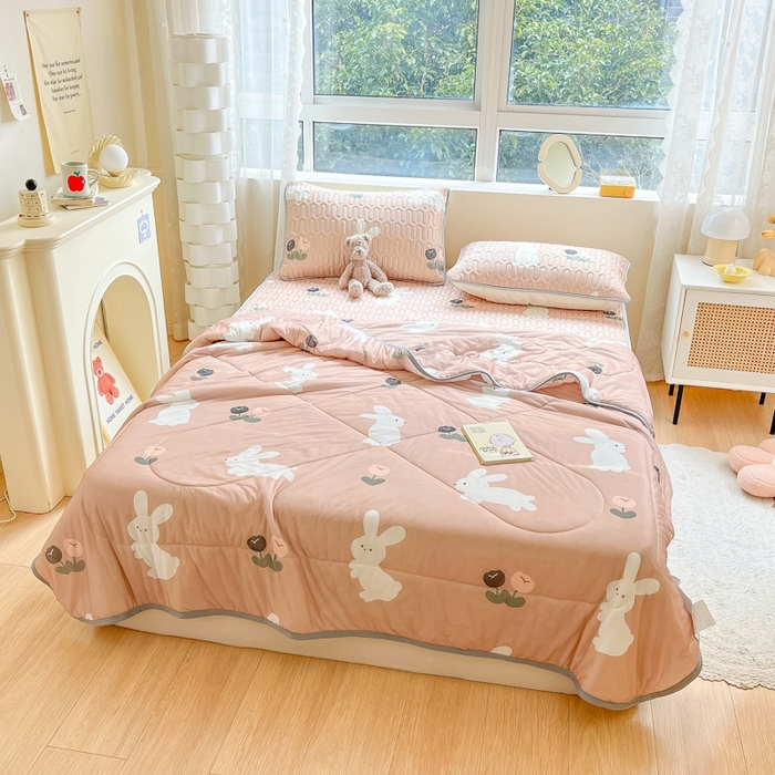 91家纺网 家纺一手货源 找家纺 沐慕2023新款凉感丝夏被四件套 幸运兔-卡其