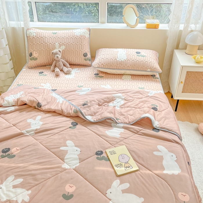 91家纺网 家纺一手货源 找家纺 沐慕2023新款凉感丝夏被四件套 幸运兔-卡其