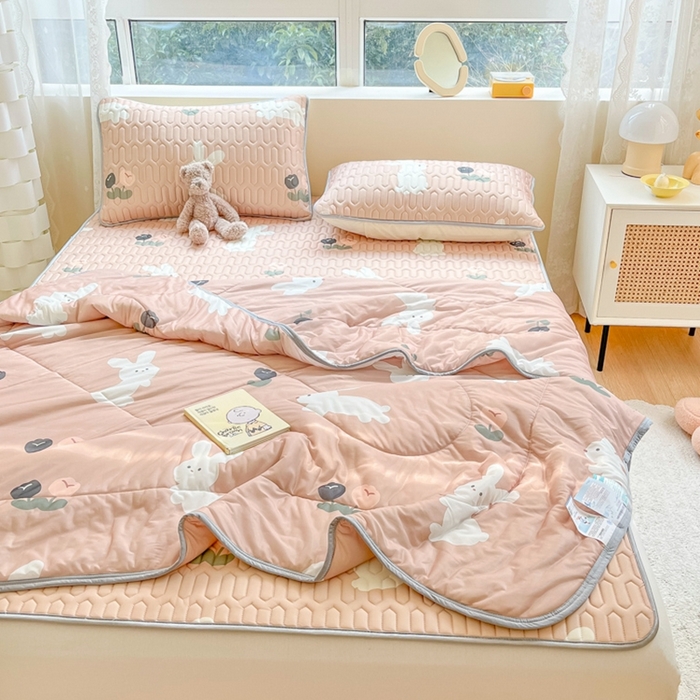 91家纺网 家纺一手货源 找家纺 沐慕2023新款凉感丝夏被四件套 幸运兔-卡其