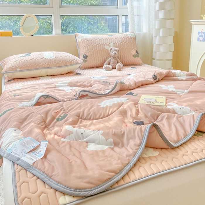 91家纺网 家纺一手货源 找家纺 沐慕2023新款凉感丝夏被四件套 幸运兔-卡其