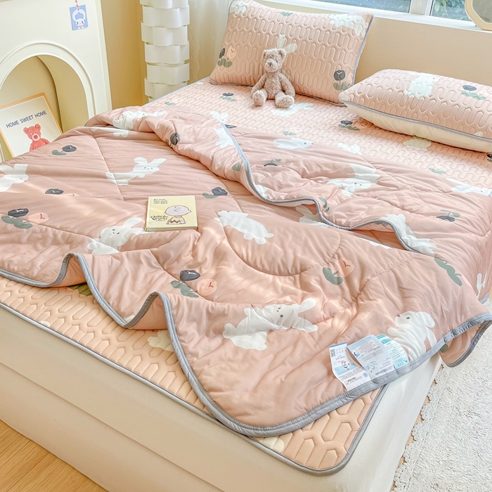 91家纺网 家纺一手货源 找家纺 沐慕2023新款凉感丝夏被四件套 幸运兔-卡其