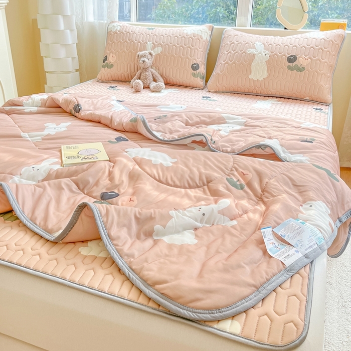 91家纺网 家纺一手货源 找家纺 沐慕2023新款凉感丝夏被四件套 幸运兔-卡其