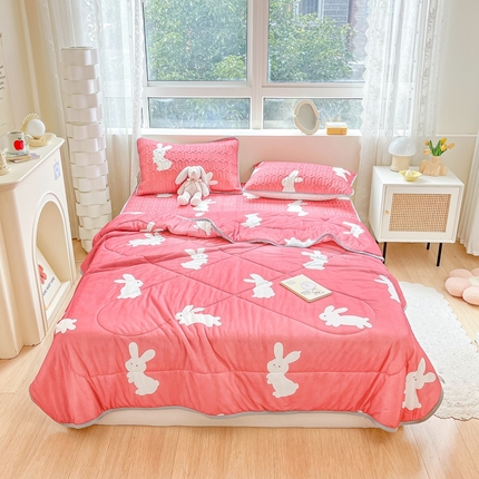 91家纺网 家纺一手货源 找家纺 沐慕2023新款凉感丝夏被四件套 幸运兔-红