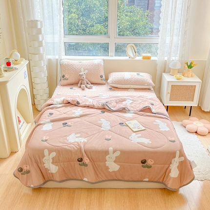 91家纺网 家纺一手货源 找家纺 沐慕2023新款凉感丝夏被四件套 幸运兔-卡其