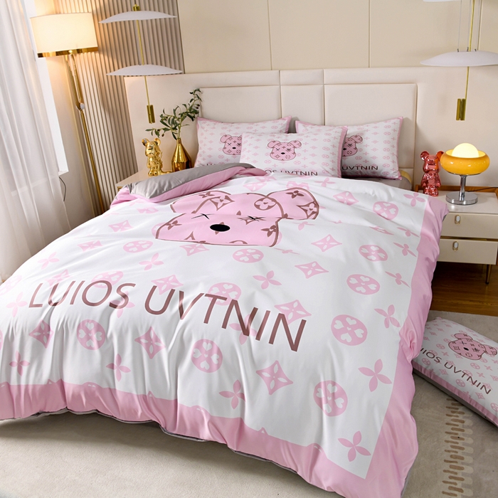 91家纺网 家纺一手货源 找家纺 爵仕 2023新款卡通暴力熊系列真丝四件套 粉熊