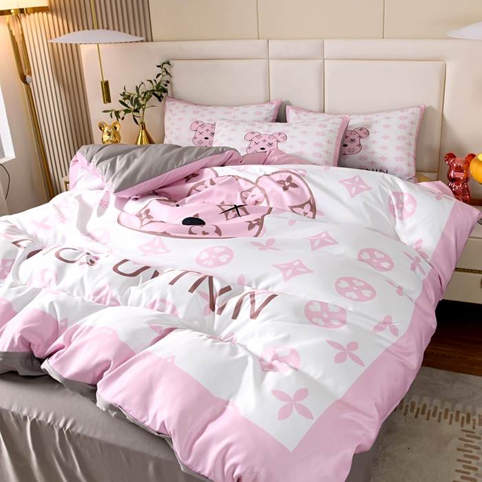 91家纺网 家纺一手货源 找家纺 爵仕 2023新款卡通暴力熊系列真丝四件套 粉熊