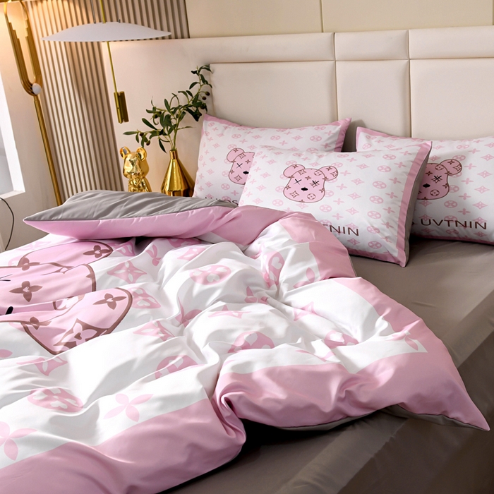 91家纺网 家纺一手货源 找家纺 爵仕 2023新款卡通暴力熊系列真丝四件套 粉熊