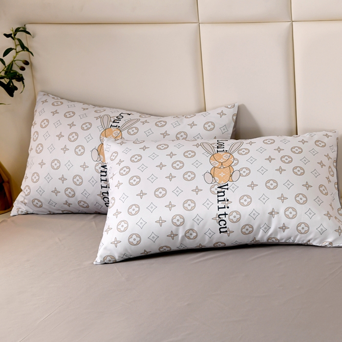 91家纺网 家纺一手货源 找家纺 爵仕 2023新款卡通暴力熊系列真丝四件套 小白兔