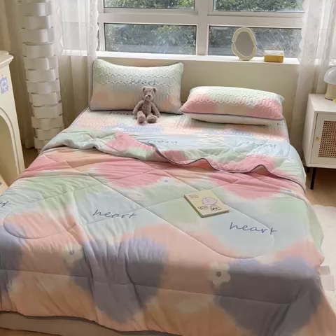 91家纺网 家纺一手货源 找家纺 沐慕2023新款凉感丝夏被四件套 彩色爱心