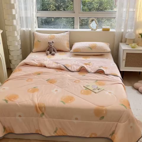 91家纺网 家纺一手货源 找家纺 沐慕2023新款凉感丝夏被四件套 小橘子