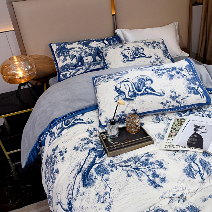 91家纺网 家纺一手货源 找家纺 爵仕 2023新款秋冬牛奶绒数码印花四件套保暖 简约蓝