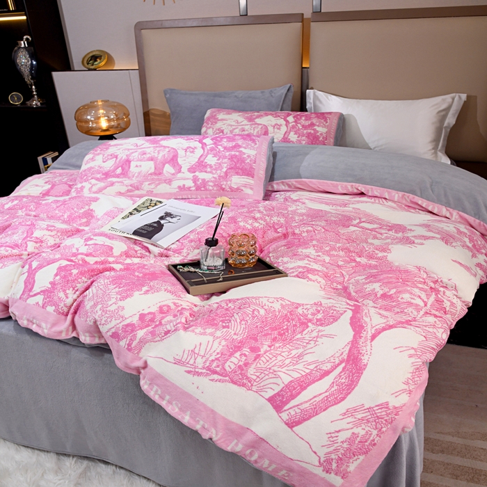 91家纺网 家纺一手货源 找家纺 爵仕 2023新款秋冬牛奶绒数码印花四件套保暖 暖粉