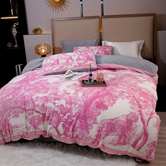 91家纺网 家纺一手货源 找家纺 爵仕 2023新款秋冬牛奶绒数码印花四件套保暖 暖粉