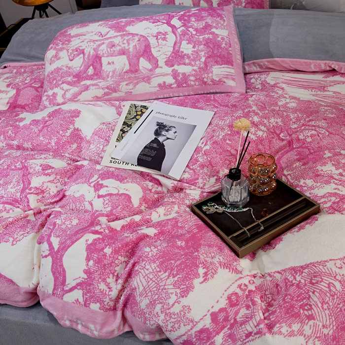 91家纺网 家纺一手货源 找家纺 爵仕 2023新款秋冬牛奶绒数码印花四件套保暖 暖粉