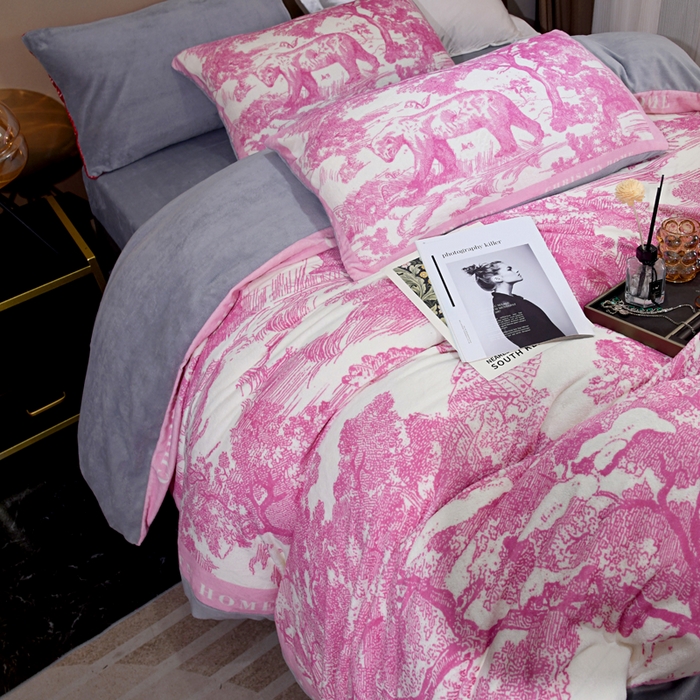 91家纺网 家纺一手货源 找家纺 爵仕 2023新款秋冬牛奶绒数码印花四件套保暖 暖粉