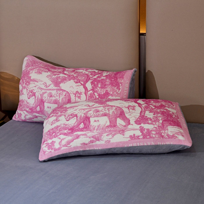 91家纺网 家纺一手货源 找家纺 爵仕 2023新款秋冬牛奶绒数码印花四件套保暖 暖粉