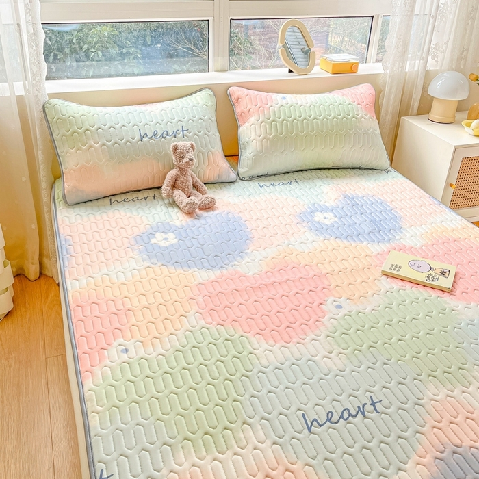 91家纺网 家纺一手货源 找家纺 2023新款乳胶凉席 彩色爱心