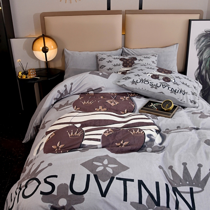 91家纺网 家纺一手货源 找家纺 爵仕 2023新款暴力熊系列牛奶绒四件套 皇冠灰