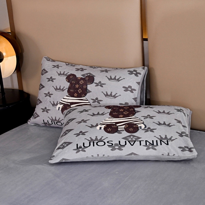 91家纺网 家纺一手货源 找家纺 爵仕 2023新款暴力熊系列牛奶绒四件套 皇冠灰