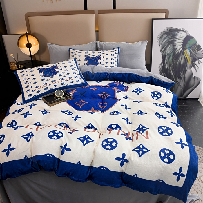 91家纺网 家纺一手货源 找家纺 爵仕 2023新款暴力熊系列牛奶绒四件套 克莱因蓝