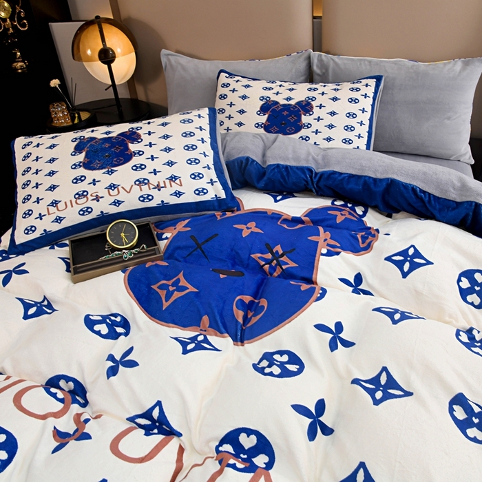 91家纺网 家纺一手货源 找家纺 爵仕 2023新款暴力熊系列牛奶绒四件套 克莱因蓝