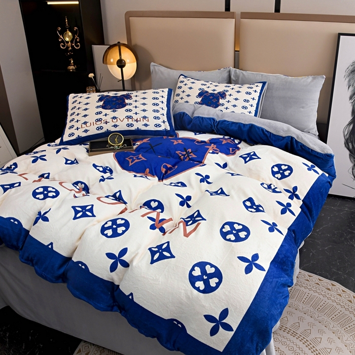 91家纺网 家纺一手货源 找家纺 爵仕 2023新款暴力熊系列牛奶绒四件套 克莱因蓝