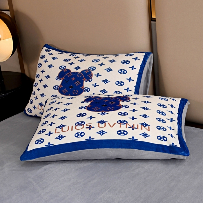 91家纺网 家纺一手货源 找家纺 爵仕 2023新款暴力熊系列牛奶绒四件套 克莱因蓝