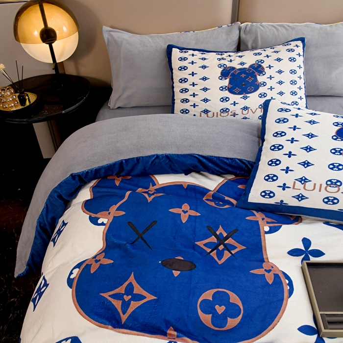 91家纺网 家纺一手货源 找家纺 爵仕 2023新款暴力熊系列牛奶绒四件套 克莱因蓝