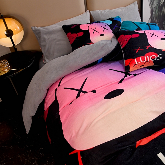 91家纺网 家纺一手货源 找家纺 爵仕 2023新款暴力熊系列牛奶绒四件套 酷酷黑