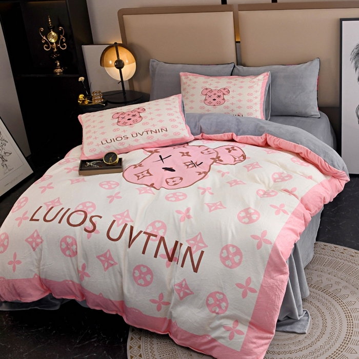 91家纺网 家纺一手货源 找家纺 爵仕 2023新款暴力熊系列牛奶绒四件套 暖暖粉