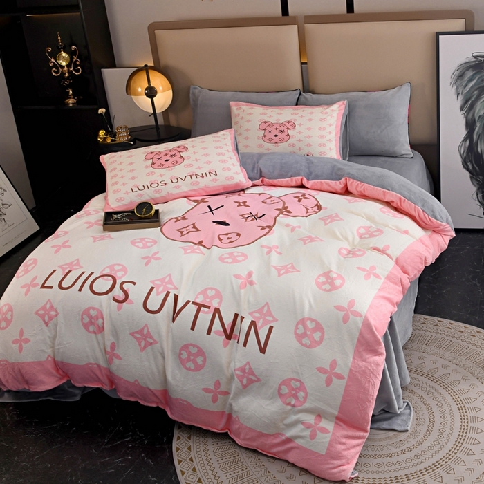 91家纺网 家纺一手货源 找家纺 爵仕 2023新款暴力熊系列牛奶绒四件套 暖暖粉