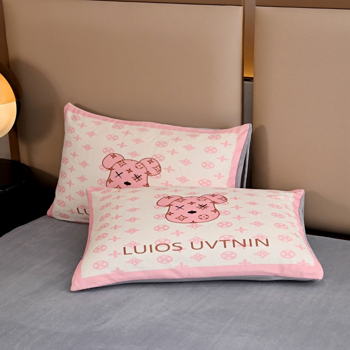 91家纺网 家纺一手货源 找家纺 爵仕 2023新款暴力熊系列牛奶绒四件套 暖暖粉