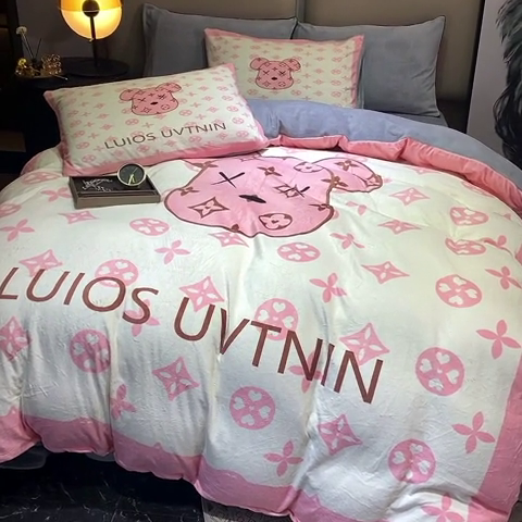 91家纺网 家纺一手货源 找家纺 爵仕 2023新款暴力熊系列牛奶绒四件套 暖暖粉