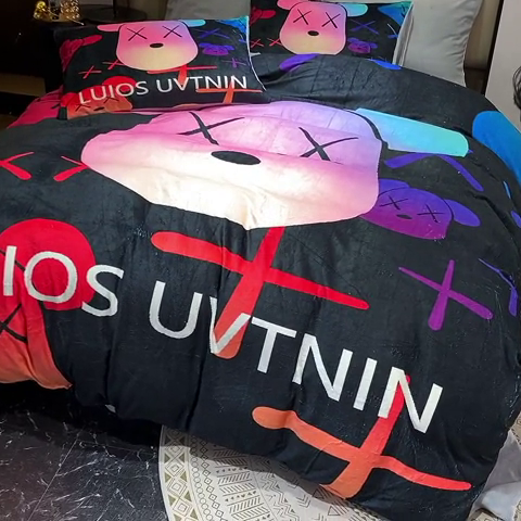 91家纺网 家纺一手货源 找家纺 爵仕 2023新款暴力熊系列牛奶绒四件套 酷酷黑