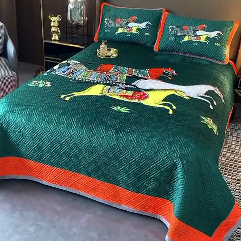 91家纺网 家纺一手货源 找家纺 爵仕家纺 2025新款高端加厚数码印花宝宝绒床盖三件套四季可用 格朗绿