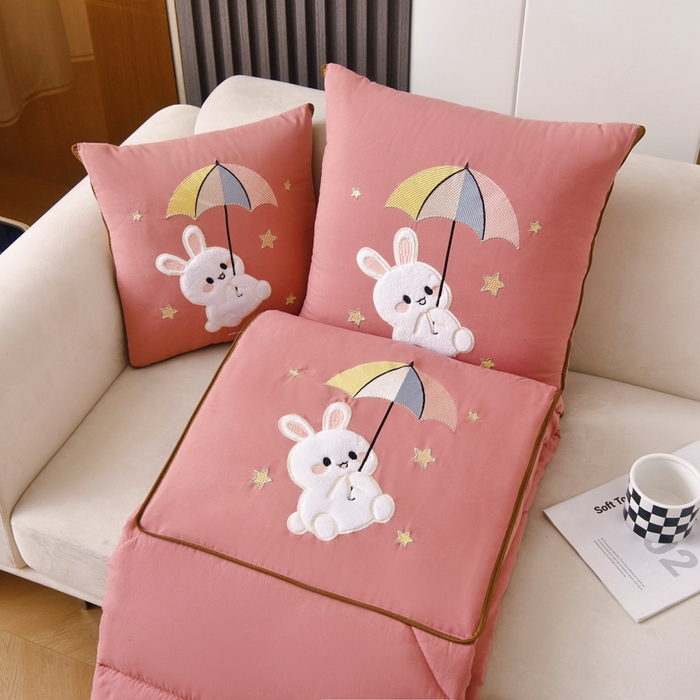 91家纺网 家纺一手货源 找家纺 阳光依佰 2023新款磨毛贴布绣四季款抱枕被-梦里兔 梦里兔-豆沙