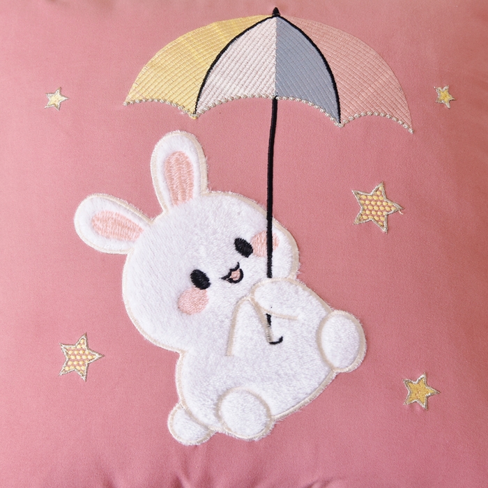 91家纺网 家纺一手货源 找家纺 阳光依佰 2023新款磨毛贴布绣四季款抱枕被-梦里兔 梦里兔-豆沙