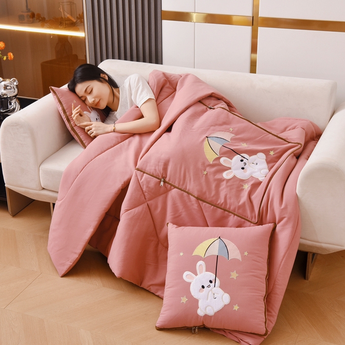 91家纺网 家纺一手货源 找家纺 阳光依佰 2023新款磨毛贴布绣四季款抱枕被-梦里兔 梦里兔-豆沙