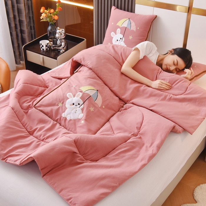 91家纺网 家纺一手货源 找家纺 阳光依佰 2023新款磨毛贴布绣四季款抱枕被-梦里兔 梦里兔-豆沙