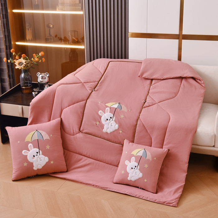 91家纺网 家纺一手货源 找家纺 阳光依佰 2023新款磨毛贴布绣四季款抱枕被-梦里兔 梦里兔-豆沙