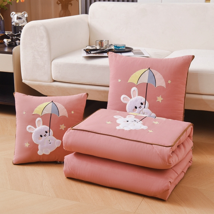 91家纺网 家纺一手货源 找家纺 阳光依佰 2023新款磨毛贴布绣四季款抱枕被-梦里兔 梦里兔-豆沙