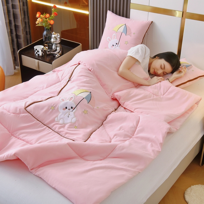 91家纺网 家纺一手货源 找家纺 阳光依佰 2023新款磨毛贴布绣四季款抱枕被-梦里兔 梦里兔-粉色